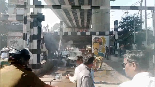 झाँसी सीपरी बाजार चित्रा चौराहे के पास रेलवे पुल के नीचे एक कार में लगी आग...