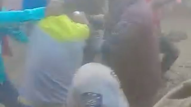 जालालाबाद (शाहजहांपुर)। क्षेत्र के रैपुरा गांव की सोशल मीडिया पर चर्चित वीडियो क्रिएटर सीमा राजपूत के वीडियो पर किए गए आपत्तिजनक कमेंट को लेकर विवाद गहरा गया। आरोप है कि इसी बात को लेकर कुछ युवकों ने उनके घर में घुसकर मारपीट की, जिसमें सीमा राजपूत समेत अन्य लोग घायल हो गए।