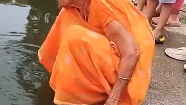 ▶️......तड़ पोता,उम्र 27 वर्ष ( पांचवीं पीढ़ी ), पड़ पोता उम्र 48 वर्ष ( चौथी पीढ़ी ),
पौता उम्र 67 वर्ष ( तीसरी पीढ़ी ) बेटा उम्र 86 वर्ष और इन सबकी माता जी, सुपर दादीजी उम्र 105 वर्ष, पूरी तरहा से स्वस्थ्य,तंदुरुस्त,कड़क हाज़िर जवाब,इस उम्र में भी ,बेखौफ,निडर होकर तालाब के गहरे पानी में तैराकी करती है,अपनी उम्र के राज को खाद्य सामग्री सत्तू से बने व्यंजन बताती है,देखिए 105 साल की दादी का कारनामा*