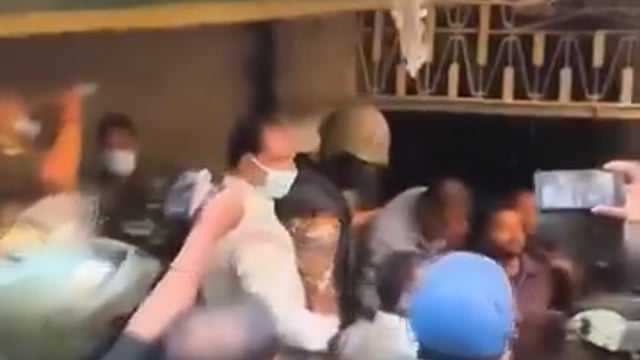 ब्रेकिंग वाराणसी: 

*वाराणसी के दालमंडी में बुल्डोजर चलता देख व्यापारी ने दुकान में पेट्रोल छिड़ककर आग लगायी, खुद पर भी छिड़का पेट्रोल, रोते गिड़गिड़ाते दिखे परिजन*