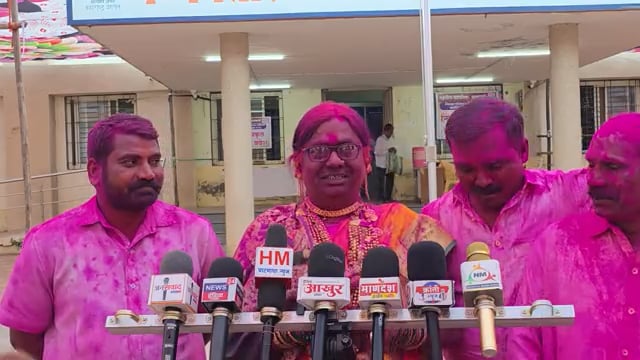 पंचायत समितीमध्ये विजय उमेदवाराने इंग्रजीत प्रतीक्रीया देऊन सर्वांना अश्यर्याचा दिला धक्का