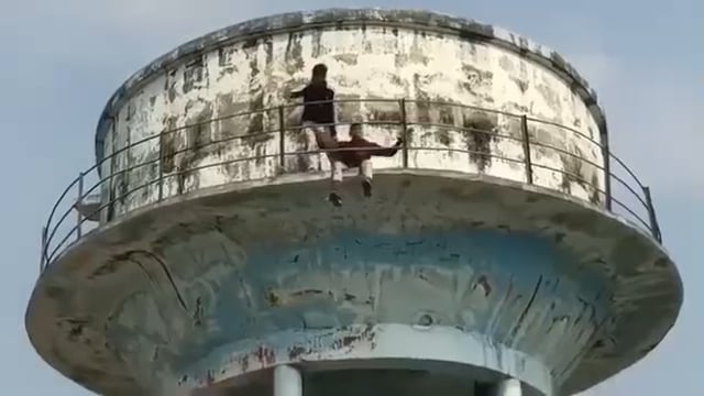 वंदे भारत की चपेट में आए किशोर की मौत, डॉक्टरों पर लापरवाही का आरोप
मेडिकल कॉलेज में हंगामा, पानी की टंकी पर चढ़े परिजन