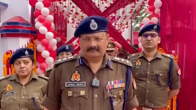 थाना खुदागंज का वार्षिक निरीक्षण, महिला सुरक्षा केन्द्र व शिशु गृह का शुभारम्भ
शाहजहाँपुर। पुलिस अधीक्षक शाहजहाँपुर महोदय द्वारा थाना खुदागंज का वार्षिक निरीक्षण किया गया। निरीक्षण के दौरान थाने की व्यवस्थाओं, अभिलेखों एवं कानून-व्यवस्था की स्थिति का जायजा लिया गया।