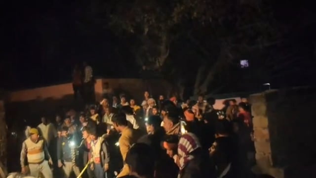 गन्ना लदे ट्रैक्टर की चेपट में आए दो युवक, बड़ा हादसा टला।