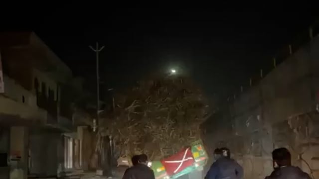 ▶️.....यूपी - अमरोहा में गन्ने से लदी ओवरलोड ट्रैक्टर ट्राली  ओवरब्रिज की साइड रोड पर काफी दूर तक एक पहिये पर चलने के बाद आगे जा कर पलट गई 

विशेष निवेदन - ईयरफोन लगाकर देखे-सुनें....आवश्यक न हो तो न देखें