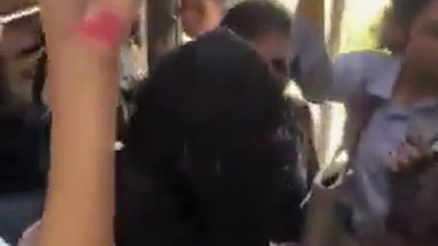 ▶️.....मुंबई की लोकल में मह‍िलाओं के ल‍िए आरक्ष‍ित डिब्बे में एक आदमी बुर्का पहनकर घुस गया। महिला यात्रियों को शक हुआ तो उन्होंने उसे घेर लिया, लेकिन घाटकोपर स्टेशन से पहले ही वह चलती ट्रेन से कूदकर दूसरी ट्रेन में बैठकर फरार हो गया।