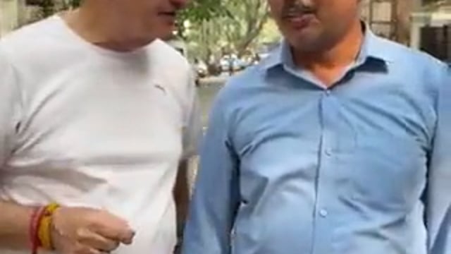 ▶️.....मुंबई की लोकल में मह‍िलाओं के ल‍िए आरक्ष‍ित डिब्बे में एक आदमी बुर्का पहनकर घुस गया। महिला यात्रियों को शक हुआ तो उन्होंने उसे घेर लिया, लेकिन घाटकोपर स्टेशन से पहले ही वह चलती ट्रेन से कूदकर दूसरी ट्रेन में बैठकर फरार हो गया।