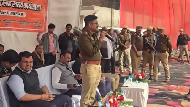 अंबेडकर नगर.
एसपी अभिजीत आर शंकर ने विद्यालय में प्रोग्राम के दौरान बच्चों को किया संबोधित।