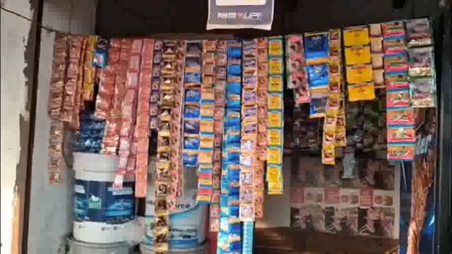बिना आदेश के गुटखा पान मसाला पर बढ़ाए दामों से दुकानदार परेशान, ग्राहकों के बीच आए दिन हो रही कहासुनी।