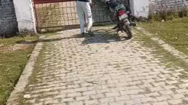 प्रधानाध्यापक द्वारा विद्यालय समय पालन न करने एवं पत्रकार को धमकी देने के संबंध में शिकायत,