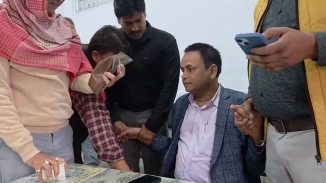 चेंबर में चल रहा था सौदा… तभी पहुंच गई निगरानी टीम