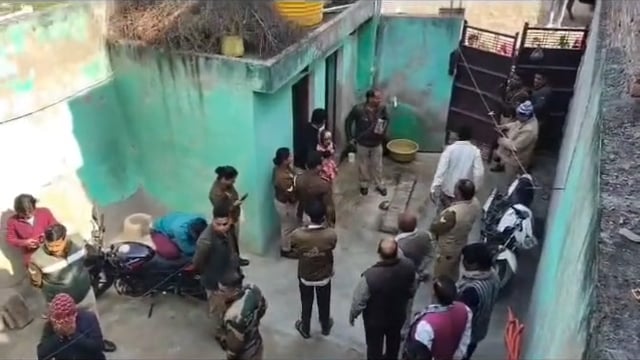 MANT- खप्परपुर का बंद दरवाजा और अंदर बिछी पांच लाशे,  सच जान सन्न रह गई, पुलिस,,