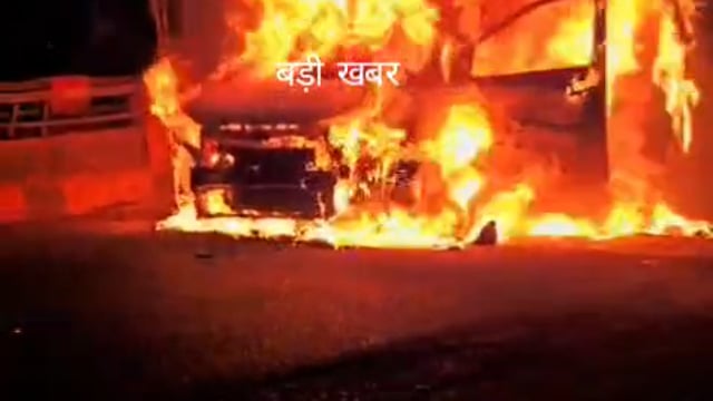 💥 *बड़ी खबर*💥
*विदाई कराकर लौट रही नई बहू की कार बनी आग का गोला, बाल-बाल बची जान*
शहडोल चौपाटी पर उस वक्त हड़कंप मच गया जब बहू की विदाई कर लौट रही एक CNG अर्टिगा कार धूं-धूं कर जल उठी। शॉर्ट सर्किट से लगी आग के बीच ड्राइवर ने सूझबूझ दिखाकर नई बहू समेत सभी 6 सवारियों को सुरक्षित बाहर निकाल लिया। फायर ब्रिगेड के पहुंचने तक कार पूरी तरह खाक हो गई, लेकिन एक बड़ा हादसा टल गया।