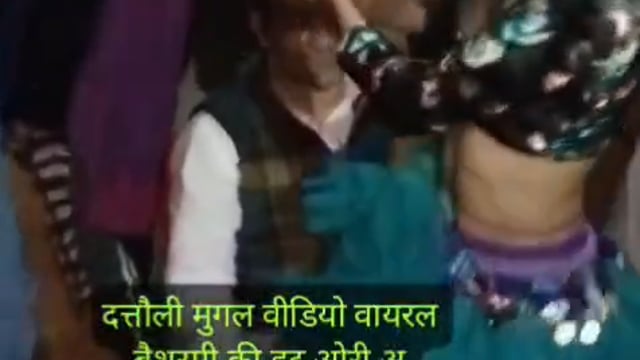 ▶️.....दत्तौली मुगल में बार बालाओं का डांस प्रधान पद के इच्छुक प्रत्याशी की मौजूदगी के वीडियो सोशल मीडिया पर वायरल, आचरण पर उठे बड़े सवाल*
सहारनपुर के फतेहपुर थाना क्षेत्र के दत्तौली मुगल गांव में एक कार्यक्रम के दौरान बार बालाओं के डांस का मामला चर्चा का विषय बन गया है। जिसके कई सारे वीडियो सोशल मीडिया पर तेज़ी से वायरल हो रहे हैं