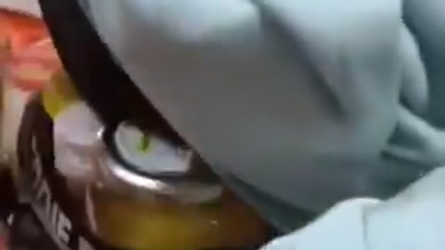 ▶️......ये भाई साहब घी और शहद चुराते हुए पकड़े गए हैं
ये इनका रोज का था, ग्राहक बनाकर स्टोर में जाते थे और मौका पाकर सामान चुरा निकल लेते थे
स्टोर के कर्मचारी इन पर नजर बनाये हुए थे, और इन्हें चोरी करते रंगे हाथ पकड़ बेइज्जत कर दिया 

घटना हरियाणा के करनाल ले एक स्टोर की है