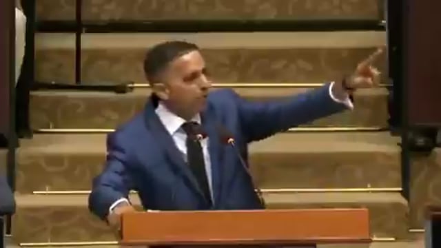 ▶️.......ग़ज़ब
गयाना की संसद में सत्ता पक्ष बहस से भाग नहीं रहा
नए सांसद के तौर पर चुनकर आए वहाँ के कृषि राज्य मंत्री विकास रामकिसून ने ज़ोरदार तरीक़े से कहा है विपक्ष जहां कहे बहस को तैयार हैं… बिना काग़ज़ देखे
वो भी हिंदी में… जब उनके हिंदी ज्ञान को चुनौती दी गई 😍