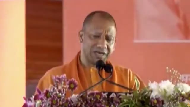▶️......मुख्यमंत्री योगी आदित्यनाथ ने कहा कि यह सरकार जो बोलती है वह करके दिखाती है और जितना करती है उतना ही बोलती है उन्होंने राम मंदिर को लेकर कहा कि बाबरी ढांचे का पुनर्निर्माण कभी नहीं होगा और सनातन परंपरा का गौरव आगे बढ़ता रहेगा साथ ही उन्होंने 25 नवंबर को अयोध्या में नरेंद्र मोदी द्वारा श्रीराम मंदिर में केसरिया ध्वज फहराने का उल्लेख करते हुए कहा कि यह ध्वज भारत की विरासत और गौरव का प्रतीक बना रहेगा
