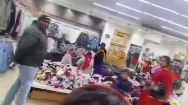 ▶️......उफ़! यह वैलेंटाइन वीक* 
*शादीशुदा युवक अपनी गर्लफ्रेंड को शॉपिंग कराने के लिए सिटी मार्ट पहुंचा, पीछे से पत्नी भी पहुंच गई।*
*फिर क्या था। शॉपिंग मॉल सब्जी मंडी हो गया। एकदम स्त्री सुलभ युद्ध शुरू हो गया। घटना उत्तर प्रदेश के सोनभद्र की है।*