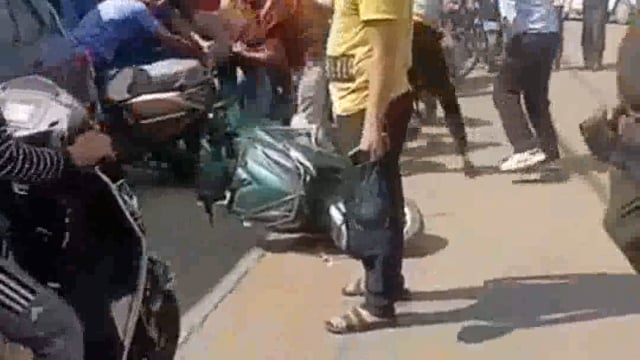 झांसी बबीना में बाइक सवार युवकों के दो गुटों की मारपीट, वीडियो वायरल