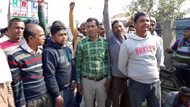 शाहजहांपुर तिलहर चीनी मिल में कर्मचारी धरना प्रदर्शन करते हुए