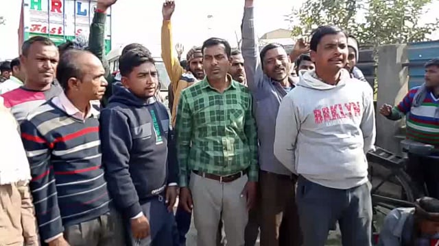 शाहजहांपुर तिलहर चीनी मिल में कर्मचारी धरना प्रदर्शन करते हुए