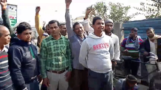 शाहजहांपुर तिलहर चीनी मिल में कर्मचारी धरना प्रदर्शन करते हुए