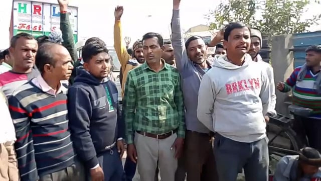 शाहजहांपुर तिलहर चीनी मिल में कर्मचारी धरना प्रदर्शन करते हुए