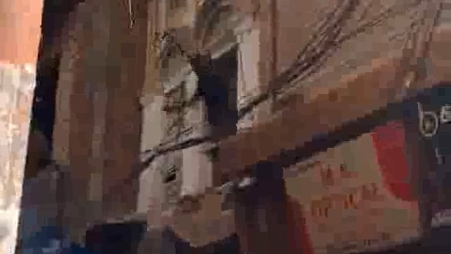 *यूपी वाराणसी के दालमंडी स्थित दुकानों को तोड़ने पहुंचे तो व्यापारी ने कुछ दिन की मोहलत मांगी लेकिन मांग पूरी ना होने की वजह से युवक ने दुकान के ऊपर लगे टीन शेड मे पेट्रोल छिड़क कर आग लगा दी*