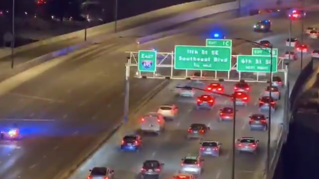 ▶️......इजरायल के प्रधानमंत्री बेंजामिन नेतन्याहू व्हाइट हाउस में राष्ट्रपति डोनाल्ड ट्रंप से मुलाकात के लिए वॉशिंगटन डीसी पहुंचे
सुरक्षा व्यवस्था बेहद कड़ी और अभूतपूर्व रही
सीक्रेट सर्विस की भारी मोटरकेड तैनात की गई, 
I-695W हाईवे अस्थायी रूप से बंद किया गया और दो हेलिकॉप्टर लगातार निगरानी करते रहे
अमेरिकी प्रशासन किसी भी तरह का जोखिम नहीं लेना चाहता