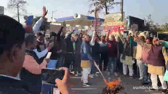 जिला मुख्यालय पर प्रा०शि० संघ जिलाध्यक्ष अशोक मिश्रा के नेतृत्व में केन्द्रीय मंत्री का पुतला दहन किया राजदेवनागेन्द्रथे