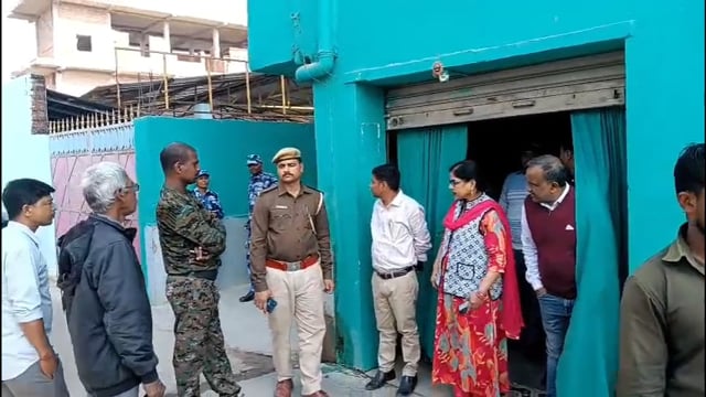 अमरपुर में अवैध नर्सिंग होम पर छापेमारी, किया सील, एक्सपायरी दवाएं बरामद। भर्ती महिलाओं  को भेजा गया अस्पताल।