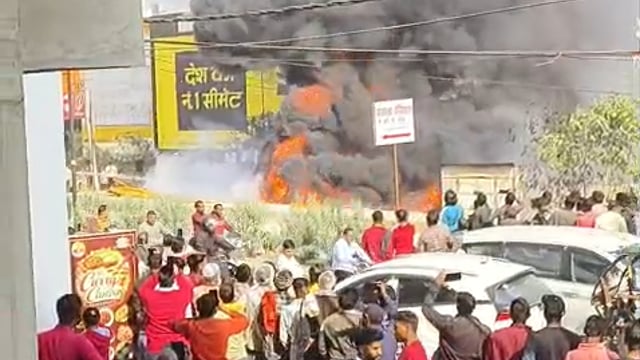 ▶️......अयोध्या
देवकाली इलाके के साकेतपुरी कॉलोनी में सड़क किनारे रखी पाइप में लगी भीषण आग।
पास में ही पेट्रोल पंप भी है।
मौके पर पहुंची फायर ब्रिगेड।
अयोध्या कोतवाली क्षेत्र का मामला