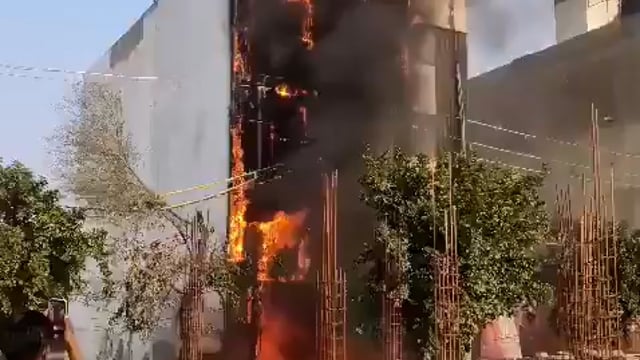 ▶️......मथुरा - वृंदावन में आज जिस सिद्धि विनायक होटल का उदघाटन हुआ है,उसमें आज ही आग भी लग गयी
अंदर फंसे 30 से ज्यादा लोगों को जैसे तैसे बाहर निकाला गया 
करीब 6 लोग झुलस गए हैं