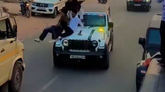 *आमतौर पर कहा जाता है कि नशा सिर चढ़कर बोलता है। लेकिन यहां तो नशा कार पर चढ़कर बोल रहा है साहब....*

नशा मुक्ति केंद्र से पहले ऐसे रीलबाजो से मुक्ति का पुनर्वास केंद्र खोलना चाहिए