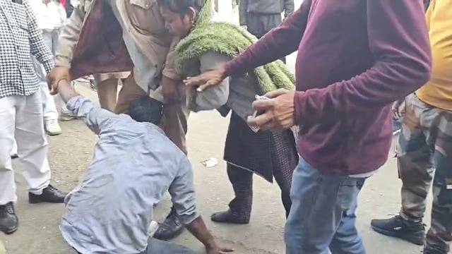 ▶️......महिला परिचालक ने की मनचले की लात घूंसे से पिटाई

बिजनौर रोडवेज परिसर में मनचले ने महिला परिचालक से की छेड़छाड़ 
महिला परिचालक व रोडवेज कर्मचारियों ने मनचलों को जमीन पर गिराकर पीटा 
घटना को लेकर रोडवेज परिसर में काफी देर तक रोडवेज परिसर में बना रहा अफरा-तफरी का माहौल
मौके पर मौजूद लोगों ने मनचले को कर्मचारियों से छुड़ाया।