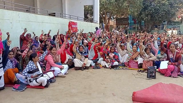 शाहजहांपुर  रामलीला ग्राउंड में आशा वर्कों का 3 दिन से धरना प्रदर्शन चल रहा है लेकिन प्रशासन का कोई अधिकारी मिलने नहीं आ