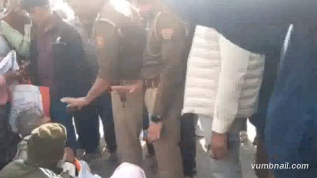 मारपीट के आरोप में गरमाया माहौल शहीद पुष्पेंद्र के परिजनों ने सौंख–गोवर्धन मार्ग पर लगाया जाम, प्रधान व साथियों पर गंभीर आरोप।