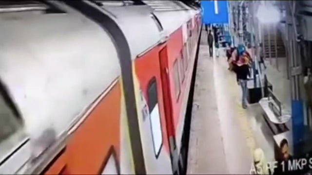 वीरांगना लक्ष्मीबाई झाँसी रेलवे स्टेशन पर जीआरपी जवान ने दिखाई बहादुरी चलती ट्रेन से गिरते दो यात्रियों की बचाई जान ....