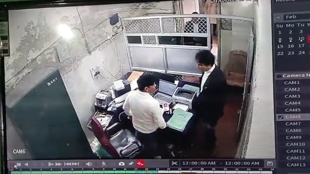 *रामपुर वकील मर्डर मामला -- वकील हत्या का सामने आया सीसीटीवी , सीसीटीवी में दिख रहा है वकील ने की सरकारी बाबू की पिटाई, पिटाई के बाद सरकारी बाबू ने निकाली पिस्टल, आत्मरक्षा में चलायी गोली*
