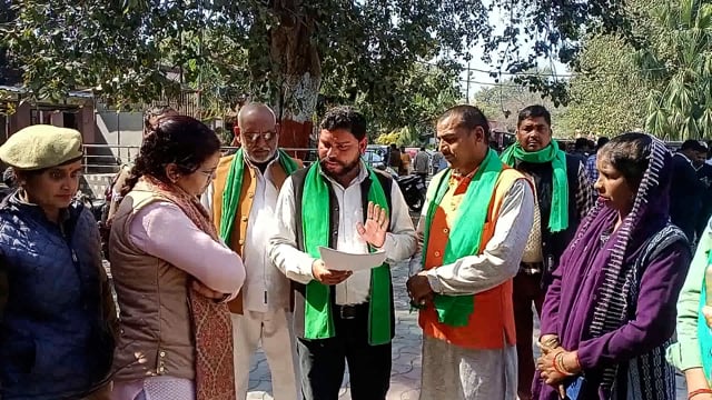 शाहजहांपुर कलेक्टर ऑफिस में कांग्रेस के कार्यकर्ता ज्ञापन देते हुए