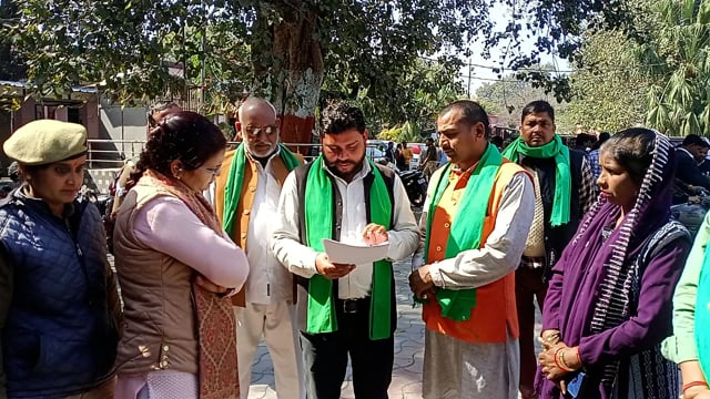 शाहजहांपुर कलेक्टर ऑफिस में कांग्रेस के कार्यकर्ता ज्ञापन देते हुए