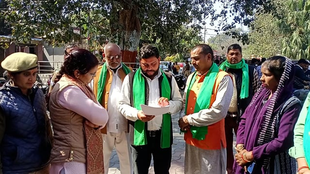 शाहजहांपुर कलेक्टर ऑफिस में कांग्रेस के कार्यकर्ता ज्ञापन देते हुए