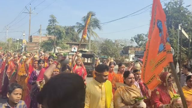 शिवलिंग की पुनर्स्थापना को लेकर सैकड़ों श्रद्धालुओं की मौजूदगी में निकाली गई भव्य कलश शोभायात्रा।