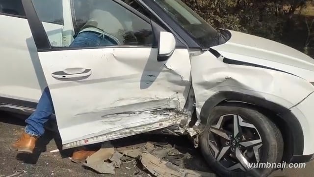 शाहजहांपुर। से सीतापुर-लखनऊ राष्ट्रीय राजमार्ग पर शुक्रवार को सड़क हादसा होते-होते टल गया। शाहजहांपुर और लखीमपुर खीरी की सीमा के बीच दो कारों की जोरदार टक्कर हो गई। टक्कर इतनी भीषण थी कि दोनों कारों के परखच्चे उड़ गए और वाहन पूरी तरह क्षतिग्रस्त हो गए।
प्रत्यक्षदर्शियों के अनुसार, कार संख्या UP27BC9459 सड़क किनारे से क्रॉस कर रही थी, तभी पीछे से तेज रफ्तार में आ रही कार संख्या UP14CJ4229 ने उसमें जोरदार टक्कर मार दी।