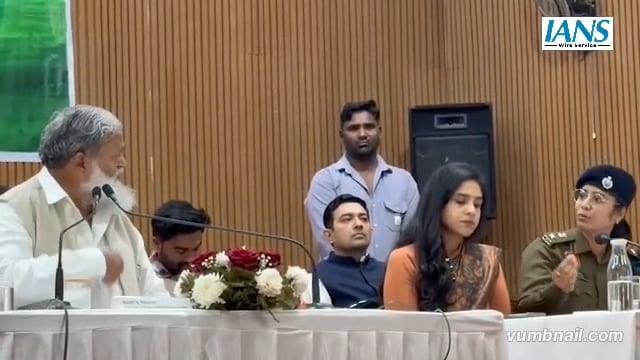 *हरियाणा –*
*मंत्री अनिल विज –* मैं ऑर्डर दे रहा हूं, पुलिसकर्मी के खिलाफ कार्रवाई करो। 
*SP उपासना सिंह –* सर यह मेरी पॉवर में नहीं है, कुरुक्षेत्र SP करेंगे।
*विज –* क्या पॉवर नहीं है? जब मैं कह रहा हूं सस्पेंड करो। आप DGP को लिखो। आप लिखिए मंत्री विज ने इस पुलिसकर्मी को सस्पेंड किया है।
*SP –* ठीक है सर, मैं लिख दूंगी।
पूरा मामला हरियाणा के कैथल में जमीन के पैसे लेनदेन से जुड़ा है, जिसमें एक पुलिसकर्मी इंवॉल्व है।