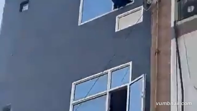 ▶️......नीचे खड़ी भीड़ रोकती रही, लेकिन लड़की नहीं मानी_
चौथे मंजिल से कूद गई लड़की
ये लड़की दिल्ली में एक होटल में अपने मित्र के साथ ठहरी थी
कोई बात हुई और, इसने कूदकर जान देने की कोशिश की, ऊंचाई से नीचे गिरने के कारण लड़की की हालत गंभीर है, अस्पताल में भर्ती कराया गया है