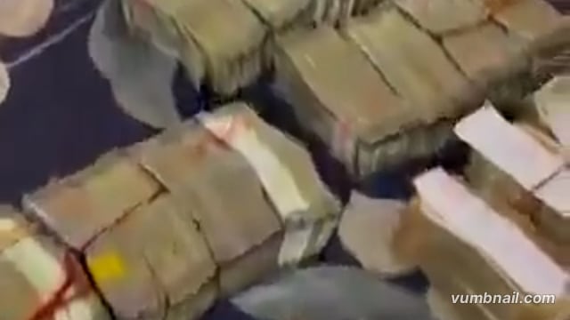 🔴...राजस्थान में पंचायती राज विभाग में कार्यरत एक अदने से बाबू के यहां यह सब मिला है._*
76 लाख रूपये कैश 
1 किलो सोना, 2 किलो चांदी
4 आलीशान बंगले
 महंगी महँगी गाड़ियों का कलेक्शन  
17 हेक्टेयर (100 बीघा से ज्यादा) जमीन
अभी तक आय से 938 प्रतिशत अधिक संपत्ति के तथ्य सामने आए हैं, और अभी कार्रवाई जारी है…