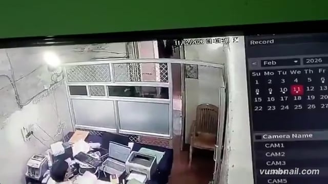 🆕 ....रामपुर ब्रेकिंग...
मौत का लाइव वीडियो...
यूपी के रामपुर में जिला पंचायत ऑफिस में वकील की गोली लगने से मौत हो गई थी
अब इस घटना का एक CCTV फुटेज सामने आया है..
जिसमें देखा जा सकता है कि मृतक वकील अपने एक साथी के साथ आते हैं और जिला पंचायत में कार्यरत बाबू को 8,12 और 24वें सेकेंड पर 3 थप्पड़ मारते हैं
फिर दोनो में गरमागरम बहस होती है
इतने में बाबू कोई तमंचा टाइप निकाल लेता है
साथी वकील समझाता भी है लेकिन दोनों में गुत्थमगुत्था हो जाती है
उसके बाद बाबू गोली चला देता है और वकील की मौत हो जाती है
गोली ऑफिस के भीतर लगी यह बाहर परिसर में ,इसकी अभी पुष्टि नहीं हुई है