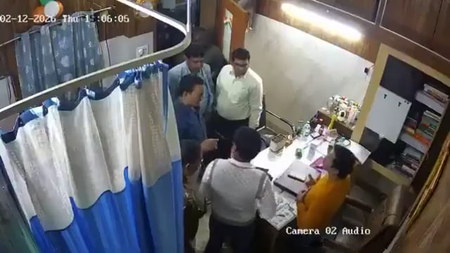 ▶️........बिहार के अररिया अस्पताल में जांच के लिए पहुंचे ADM ने डॉक्टर को थप्पड़ जड़ दिया
DM के निर्देश पर फारबिसगंज के एक हॉस्पिटल में ADM पहुंचे थे, जहां डॉक्टर से कहा सुनी हुई और फिर जमकर हाथापाई
इस घटना के बाद प्राइवेट डॉक्टर हड़ताल पर चले गए हैं