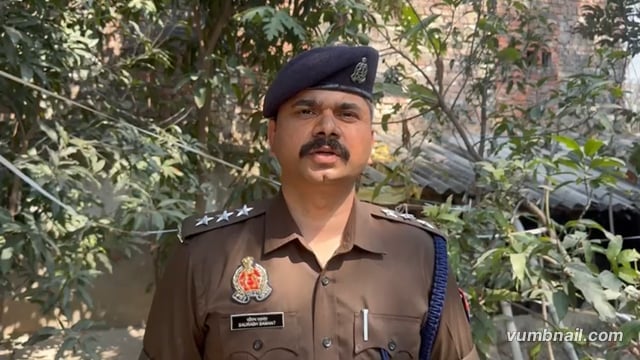 ▶️....आज दिनांक-14.02.2026 को थाना कुड़वार जनपद सुलतानपुर ग्राम मीरापुर से पीआरवी को सूचना प्राप्त हुई की रामतेज कोरी उम्र65 वर्ष के द्वारा घर से आज बाहर नही निकला गया है एंव दरवाजा अन्दर से बन्द है। मौके पर पहुँचकर पीआरवी द्वारा दीवाल कुदकर के अन्दर प्रवेश किया गया जहाँ पर रामतेज कोरी मृत अवस्था में पडे़ हुए थे सूचित करना है कि रामतेज कोरी द्वारा गत वर्ष एक महिला को जिसकी उम्र 45वर्ष है। अपनी पत्नी के रूप मे रखा गया था जो की सड़को पर घुमा फिरा करती थी। पोस्टामार्टम कराने हेतु शव को मर्चरी हाउस भेज दिया गया है। फारेन्सिक टीम द्वारा सांक्ष्य संकलन की कार्यवाही की गयी है। महिला को हिरासत में लेकर पुछताछ की जा रही है । अग्रीम विधिक कार्यवाही प्रचलित है । 
*उक्त के सम्बन्ध में क्षेत्राधिकारी नगर महोदय की बाइट....*